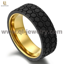 China Beliebte 8mm Gold Wolfram und fest geschmiedete Black Carbon Fiber Ehering Bänder Schwarzer Kohlefaser Ring Geometrisches Muster China Lieferant Hersteller