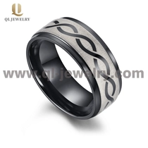 porcelana Bandas de bodas de circonio negras para hombre únicos de 8 mm Edges planos y pasos de plata Cepillado de plata Moldeado Celtic Knot Design Anillo de circonio negro para hombres China Fabricante fabricante