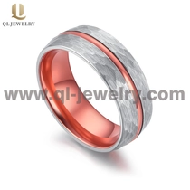 China Amazing 8mm Men's Wedding Bands Hammered Tungsten Carbide Ring with Red Stripe and Red Aluminium Inner Band China Manufacturer manufacturer