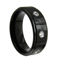 China Wolfram-Ring auf Lager Beliebter 8 mm hochglanzpolierter und gehämmerter, flacher und abgestufter schwarzer Wolframkarbid-Ring mit 3 weißen CZ-Steinen China-Hersteller Hersteller
