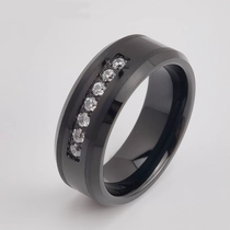 China Wolfram-Ring auf Lager Beliebte 8 mm flache und abgeschrägte Kanten gebürsteter schwarzer Wolframcarbid-Ring mit 7 weißen CZ-Steinen China-Fabrik Hersteller