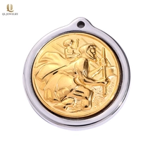 porcelana Colgante de círculo de carburo de tungsteno para hombres de diseño más nuevo con patrones en relieve de titanio dorado Proveedor de China fabricante