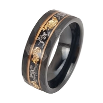 China Viele Wolfram-Eheringe auf Lager. Schwarzer und goldener Hammer-Wolframring mit Goldfolie und Aluminiumeinlage, China-Lieferant Hersteller