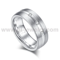 Chine 2024 Nouveaux modèles Bague en chrome cobalt brossé bombé de 8 mm avec 3 pierres CZ sur le canal Fabricant chinois fabricant