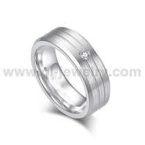 Chine Chine 2024 Nouveaux modèles Bague de mariage en chrome cobalt brossé à trois lignes avec bords plats et biseautés de 8 mm avec 1 pierre CZ blanche Fabricants fabricant
