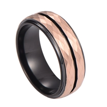 Cina Anello di tungsteno bicolore all'ingrosso-Texture martellata in oro rosa e banda interna nera | Produttore di porcellana ipoallergenico e resistente ai graffi produttore