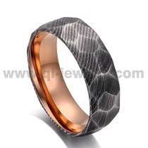 Cina B2B Fede nuziale all'ingrosso da uomo in acciaio di Damasco nero e oro rosa da 8 mm di larghezza | Fascia elettrolitica con trama martellata produttore