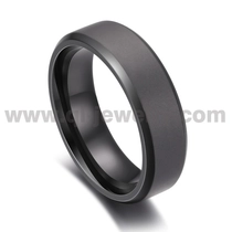 Cina Fede nuziale da uomo OEM/ODM: anello in tantalio puro sabbiato e annerito con bordo piatto smussato da 6 mm produttore