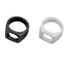 Cina Anello in ceramica da uomo con zirconio all'ingrosso di alta qualità con design quadrato intarsiato produttore