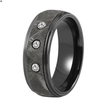 Cina Fede nuziale in zirconio nero da 8 mm con vero meteorite e inserto in zirconi cubici - Bordi a gradini, finitura spazzolata produttore