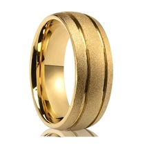 porcelana Anillo de carburo de tungsteno arenado de 8 mm de ancho con baño de oro de 18 quilates para hombre fabricante