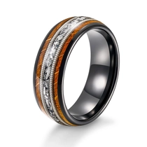 Cina Fedi nuziali da uomo in tungsteno da 8 mm con intarsio in legno di botte di whisky e corde di chitarra | Ordini all'ingrosso per rivenditori di gioielli produttore