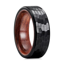 Chine Bague en tungstène martelé noir de qualité industrielle de 8 mm avec incrustation en bois de rose – Bijoux en gros unisexes confortables pour mariage et anniversaire fabricant