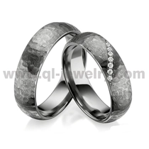 Chine Anneaux de couple en tantale martelés – Alliances hypoallergéniques avec accent de diamant, ensemble pour lui et pour elle, personnalisables fabricant