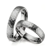 Chine Anneaux de couple en tantale pur martelé – Alliances hypoallergéniques avec accent de diamant, ensemble His & Hers, personnalisables fabricant