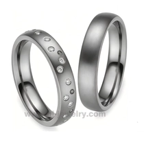 Chine Chine Bagues de couple assorties au tantale personnalisées - Alliance au fini brossé sertie de diamants Chine Fabricant fabricant