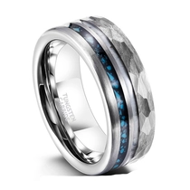 Chine Bagues en carbure de tungstène martelé en gros avec incrustation de bois de cerf véritable et de turquoise écrasée - Alliance personnalisée à rainure moyenne pour hommes pour les commandes OEM fabricant