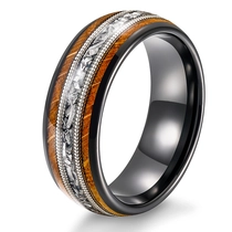 Chine Bague en carbure de tungstène noir en gros avec bois de baril de whisky, corde de guitare et incrustation de copeaux d'aluminium - Alliance rustique personnalisée OEM pour hommes, ajustement confortable de 8 mm fabricant