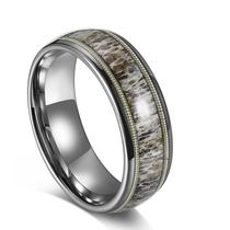 Chine Bague en carbure de tungstène noir de 8 mm pour hommes, bois de cerf et corde de guitare incrustés, alliance polie en Chine Fabricant fabricant