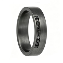 Chine Alliance en tantale de haute pureté avec réglage de canal en diamant noir - Bague pour homme au fini mat brossé fabricant