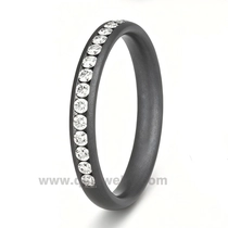 Chine Bague d'éternité en tantale noir, finition satinée, personnalisation OEM/ODM, avec pierres CZ transparentes, alliance confortable fabricant