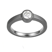 Chine Bague en tantale finition mate en gros en usine | Fabricant de bague de fiançailles solitaire en diamant rond serti de lunette fabricant