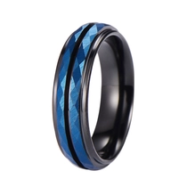 Chine Bague pour hommes en carbure de tungstène noir personnalisée avec rainure électroplaquée bleu royal | Chine Alliance à bords arrondis et finition martelée et brossée Fabricants fabricant