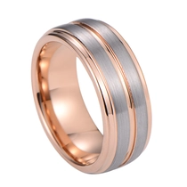 Chine Bague en tungstène bicolore à bord étagé de 8mm, bracelet de mariage pour hommes avec incrustation en argent brossé naturel au centre en or Rose fabricant