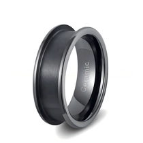 Chine Fournisseur d'ébauches d'anneaux en céramique en gros, anneaux semi-finis unis noirs et blancs de 6 mm 8 mm, bande d'incrustation de bricolage polie par chanfrein de taille américaine 4-16 fabricant