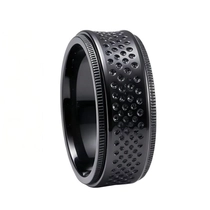 Chine Fabricant d'anneaux en zirconium noir à bord moleté à points encastrés de 8 mm | Bande de mariage en zirconium pour hommes, ajustement confortable personnalisé, vente en gros, usine fabricant