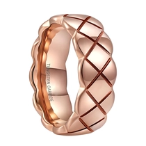Chine Bague de couple en carbure de tungstène de grille de vague de mode coréenne en gros d'usine, bord ondulé de feuille gravé bande de mariage assortie de luxe pour hommes femmes logo personnalisé OEM ODM approvisionnement en vrac fabricant