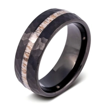Chine Bague en carbure de tungstène martelé en gros d'usine avec incrustation de bois naturel, alliance pour hommes texturés vintage, logo personnalisé OEM ODM échantillon de service fabricant de bijoux fabricant