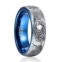 China Fabrikgroßhandel mit 8 mm gewölbtem Wolframcarbid-Ring, innen blau galvanisiert, lasergraviertes Pfauenfedermuster mit eingelegtem Zirkon, modischer Herren-Ehering, individuelle Innengravur, OEM-ODM-Großlieferung Hersteller