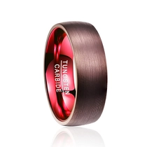 China Fabrik-Großhandel mit 8 mm gebürstetem, braunem, galvanisiertem Wolframcarbid-Ring, bequeme Passform, gewölbte Form, glänzend rote Innenwand für Herren, Ehering, individuelle Lasergravur auf der Innenseite, OEM-ODM-Großlieferung Hersteller