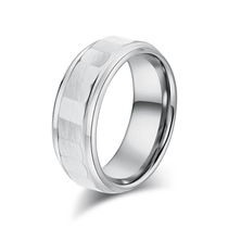 China Herrenring aus Wolframkarbid, 8 mm, facettenreich, gebürstet, Ehering, minimalistischer Herrenschmuck mit geometrischem Schnitt Hersteller