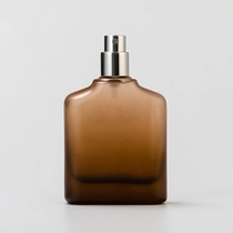China Lieferant: 50 ml luxuriöse leere bernsteinfarbene Flachglas-Parfümflasche Hersteller