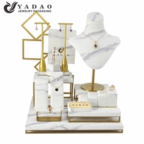 China Custom White High-Brutto Gold gebürstetes Metall mit marmoriertem PU-Leder Schmuckständer Hersteller