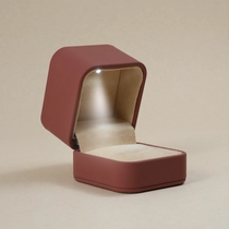 China YADAO Luxury Pu Leather LED Jewelry Box Custom logo Diamond Ring Pendant Gift Jewelry Case Packaging with Lights Wholesale manufacturer
