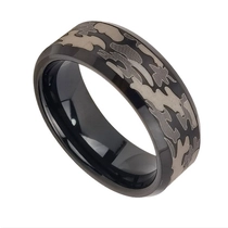 China Wolframring auf Lager Beliebter 8mm hochglanzpolierter und gelaserter schwarzer Wolfram Camo Ring China Hersteller Hersteller