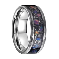 porcelana El mejor anillo de carburo de tungsteno para hombres Anillo de carburo de tungsteno para hombres martillados con incrustaciones de chip de metal de ópalo púrpura real Fábrica de China fabricante