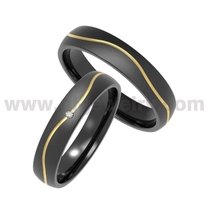 porcelana Anillos de pareja de titanio negro con centro curvo de oro de 4,5 mm con incrustaciones de piedras CZ Proveedor de China fabricante