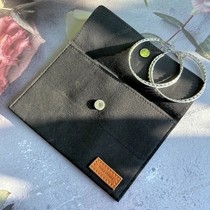 Cina Pouch in microfibra nera con chiusura a scatto produttore