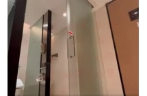 باب الحمام المنزلق مع تأثير الخصوصية