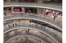 Hàng rào kính cong trong trung tâm mua sắm