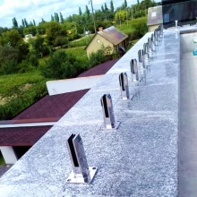 Chiny szklany płot basenowy stal nierdzewna dupleks 2205 betonowy szklany czop producent
