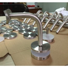 China Guarnição de escada de vidro acessórios de suporte de montagem ajustável em aço inoxidável fabricante