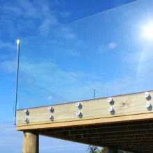 porcelana Sistemas de barandilla de vidrio de montaje lateral para diseño de balcón sin marco fabricante