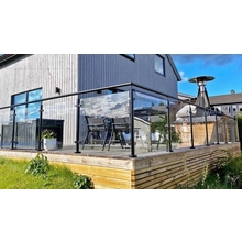 Chine Balustrade en verre noir en acier inoxydable pour balcon Design de balustrade en verre fabricant