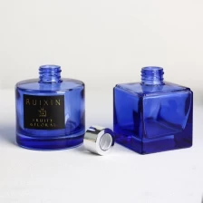 China Frascos difusores quadrados de vidro azul real com rótulos e tampas fabricante