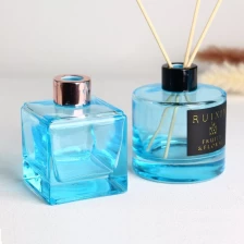 China Vierkante lichtblauwe glazen diffuserflessen met etiketten en doppen fabrikant